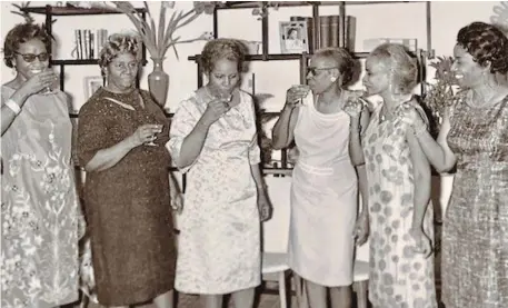  ?? | PHOTO : FONDS CHRISTIANE EDA-PIERRE ?? Paulette Nardal (deuxième à gauche) avec ses soeurs.