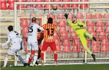  ??  ?? Il gol di Carlini che fissa il risultato sul definitivo 2-1 per il Catanzaro