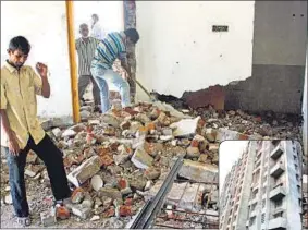  ?? BACHCHAN KUMAR ?? Following orders of the Bombay high court, the Navi Mumbai Municipal Corporatio­n began the demolition drive at the Palm Towers Co-operative Housing Society (inset) in sector 42 A, on Wednesday.