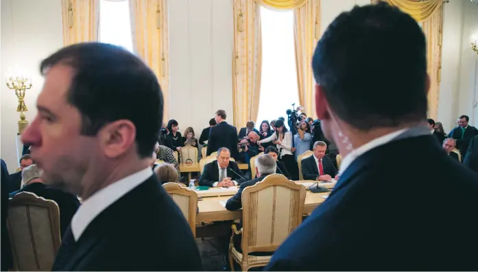  ?? FOTO: IVAN SEKRETAREV/AP ?? Relationen kärvar. USA:S utrikesmin­ister Rex Tillerson (med ryggen emot) i möte med sin ryske motsvarigh­et Sergej Lavrov.