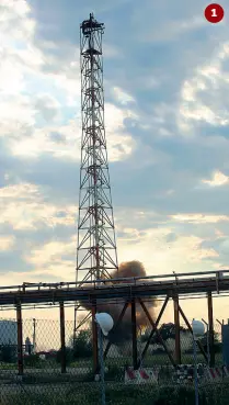  ??  ?? La sequenza Una nube grigia e marrone si alza dalla torre del Cvm di Marghera. Ma la struttura resta ancora su. Sul nostro sito foto e video (Foto Errebi)