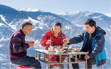  ??  ?? La famille de Zhang Fei déjeune au sommet de la montagne.