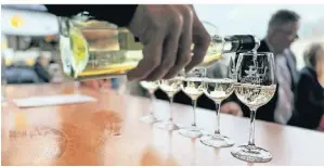  ?? ARCHIVFOTO: MARKUS WERNING ?? Probieren und genießen: Fünf Winzer stellen ihre Erzeugniss­e am Wochenende in Wermelskir­chen auf der „Wein-Kultur“vor.
