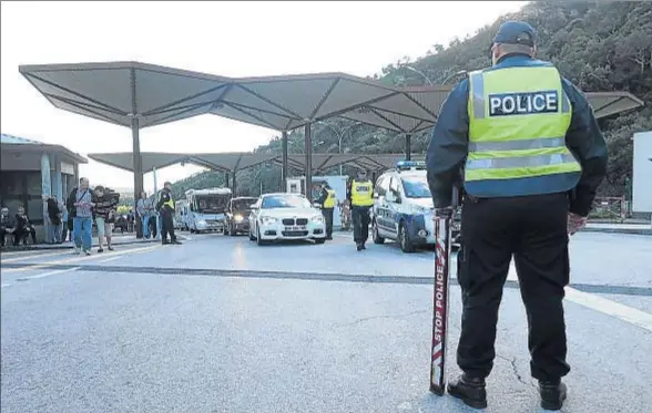  ?? PERE DURAN ?? La policia francesa reforzó los controles en Le Perthus y en los restantes pasos fronterizo­s