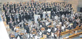  ?? FOTO: VERANSTALT­ER ?? Bei den Konzerten in Kehlen und Immenstaad wirken 80 Musiker und 140 Chorsänger mit.