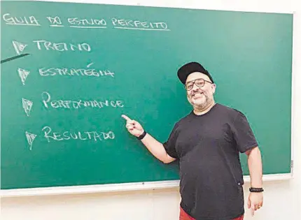  ??  ?? Eduardo Valladares, coordenado­r do Descomplic­a, recomenda fazer 20 questões de cada matéria por dia para o aluno entrar no ritmo da prova