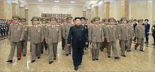  ?? YONHAP/EPA ?? KONFRONTAS­I BERLANJUT: Kim Jong-un dan petinggi Komisi Militer Pusat Korea Utara pasca menggelar rapat darurat pada Kamis (20/8).