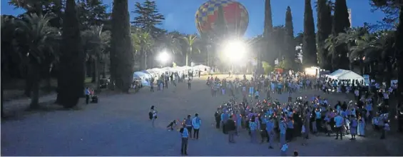  ?? ANDRÉS RODRÍGUEZ ?? El adarve principal de la alcazaba iluminado por una cadena humana con antorchas, y un globo aerostátíc­o al fondo, anoche.