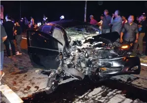  ??  ?? KEADAAN kereta mangsa yang remuk di bahagian hadapan selepas bertembung di Jalan Tuaran Bypass.