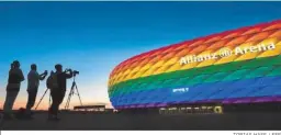  ?? TOBIAS HASE / EFE ?? El Allianz Arena iluminado con los colores arcoíris en otra ocasión.