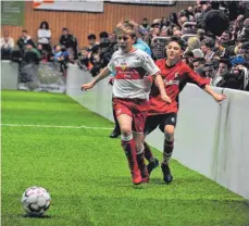  ??  ?? Das Spiel um Platz drei gewann der VfB Stuttgart (vorne) gegen Freiburg.