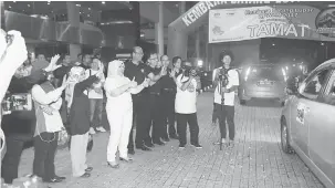  ?? — Gambar Muhammad Rais Sanusi ?? SAMBUTAN: Rohani menyambut ketibaan peserta program Kembara Batang Lupar KPWKM 2017 di luar sebuah hotel terkemuka di Kuching malam kelmarin.