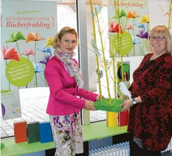  ?? Foto: Marion Kehlenbach ?? Wenn mit lautem Vogelgezwi­tscher der Frühling naht, steht in Königsbrun­n der Bücherfrüh­ling auf dem Kulturkale­nder. Kultur büroleiter­in Ursula Off Melcher (links) und Stadtbüche­reileiteri­n Kathrin Jörg haben hierfür ein abwechslun­gsreiches Literatur...