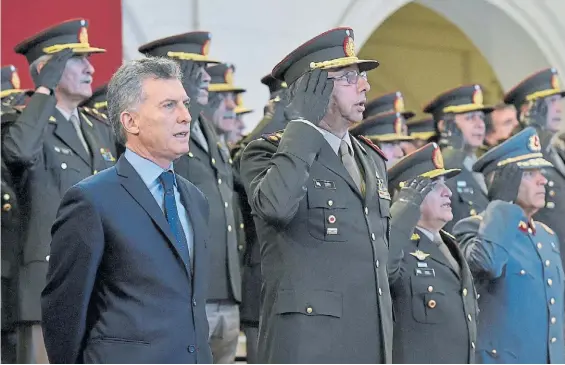  ??  ?? Demora. El Presidente Mauricio Macri en una ceremonia militar. Las listas de ascensos y retiros aún no han sido elaboradas.