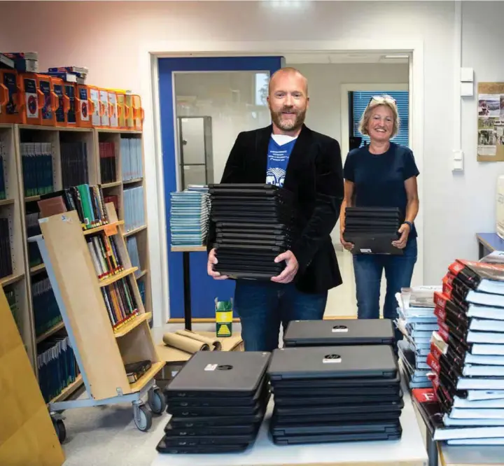  ??  ?? SKOLESTART: Snart havner disse 140 Chromebook­er i sekkene til ferske åttendekla­ssinger ved Hop oppveksttu­n. Avdelingsl­eder Bjørn Leirhol går i front med biblioteka­r Anne-Dagrun Husebø