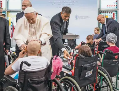  ?? CEDOC PERFIL ?? ALIENTO. Acudió a un hospital en Cracovia, donde dialogó con 50 niños enfermos y sus famliares.