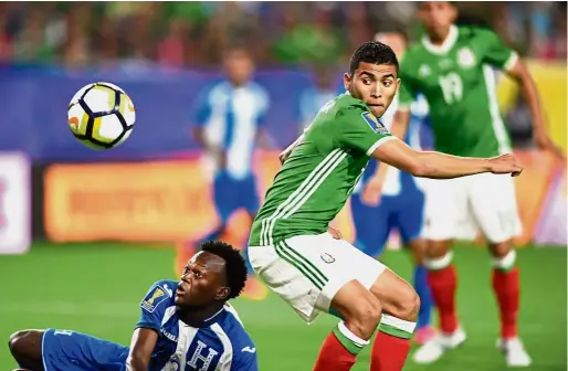  ?? — AFP ?? All eyes on the ball: Felix Crisanto (left) of Honduras vies for the ball with Orbelin Pineda of Mexico in the Gold Cup quarter-final match at the University of Phoenix Stadium in Glendale, Arizona, on Thursday.