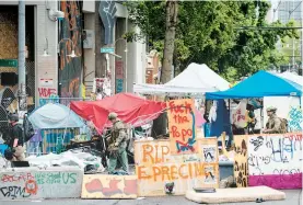  ?? AFP ?? Un fuerte contingent­e forzó la salida de los ocupas/