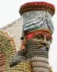  ?? Foto: dpa ?? Die Lamassu Replik aus 10500 leeren Sirup Dosen.