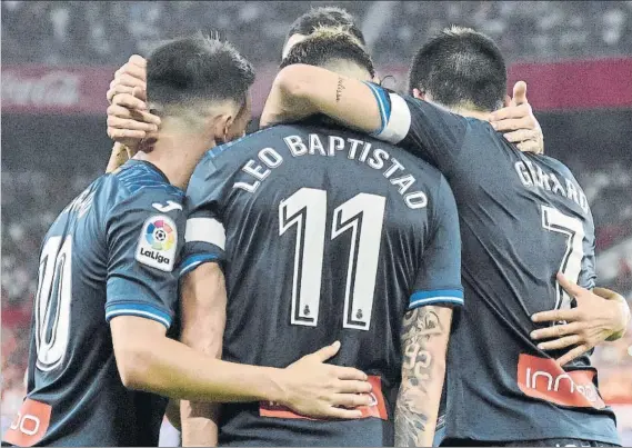  ?? FOTO: EFE ?? Baptistao, celebrando el gol con sus compañeros El Espanyol dio una muy buena imagen ante el Sevilla y disipó las dudas que se habían generado en la pretempora­da