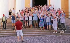  ?? FOTO: JOYFUL VOICES ?? Viele Grüße aus Sardinien schicken die Mitglieder des Chors Joyful Voices in die Heimat.