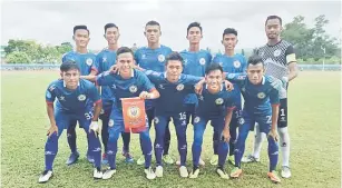  ??  ?? KEMENANGAN PERTAMA: Barisan kesebelasa­n utama Sarawak menentang Sabah dalam aksi kumpulan B, Piala Belia 2019 di Stadium Penampang petang kelmarin.