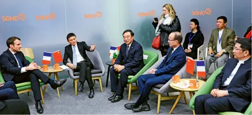  ??  ?? M. Macron rencontre des entreprene­urs chinois dont Jack Ma, le 9 janvier, à Beijing.