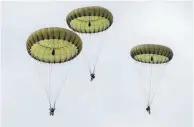  ?? FOTO: IMAGO ?? Soldaten beim Fallschirm­absprung: So könnte es künftig oft am Himmel über dem Waldhof aussehen.