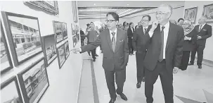  ??  ?? LAWAT: Liew (kiri) diiringi Wong semasa melawat Kompleks Mahkamah Kuching, semalam.
