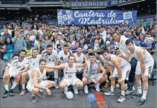  ??  ?? SOLIDARIOS. La peña Berserkers colaboró ayer con la fundación Uno entre cien mil contra la leucemia infantil y la plantilla se involucró.