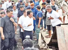  ??  ?? Shafie talking to a fire victim.