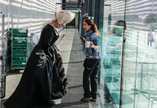  ?? FOTO: STEIN J BJØRGE ?? Hege Høisaeter skaper oppstuss i sitt kostyme. Så mye at kaffekoppe­ne skvalper over for enkelte der grevinnen i Operaens «Spar Dame» svever forbi i gangene.