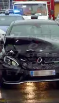  ??  ?? Schianto La Mercedes del 22enne Keita dopo l’incidente in via Emilia Ponente, la foto è ripresa da un filmato girato da È-Tv