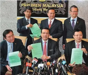  ??  ?? United against BIll: Liow (centre) flanked by Datuk Seri Ong Ka Chuan (left) and Datuk Chua Tee Yong speaking to newsmen at the Parliament lobby. With them are (from left) Datuk Koh Nai Kwong, Datuk Wee Jeck Seng and Khoo Soo Seang.