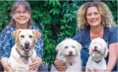  ?? Foto: Elmar Agricola ?? Maren Agricola (rechts) und Sabine Schmidt mit Hündin Luz, der blinden Kiko und Maica. Die beiden Hundefans haben einen Verein gegründet, um Menschen mit ihren Vierbeiner­n zu helfen.