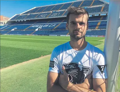  ?? FOTO: FERRAN MARTÍNEZ ?? Adrià Vilanova posó para MD en el Rico Pérez, su nueva casa, donde ha empezado su primera aventura lejos del FC Barcelona