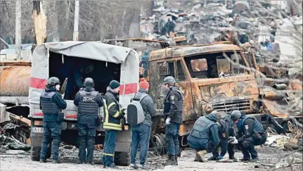  ?? ?? ESCENA. Vehículos militares destruidos en la retirada del ejército ruso de Bucha, situada próxima a la capital ucraniana Kiev.