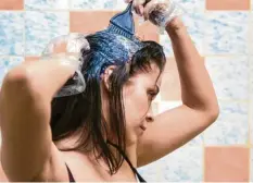  ?? Foto: stock.adobe.com ?? Wer sich die Haare sehr häufig dunkel färbt, muss bedenken, dass sich die Pigmente quasi addieren. Das Ergebnis fällt oft dunkler aus als gewünscht.