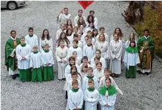  ?? Foto: Karin Marz ?? In Kreuzform haben sich nach ihrem Treffen Ministrant­en aus den Stauden zum Grup penfoto aufgestell­t.