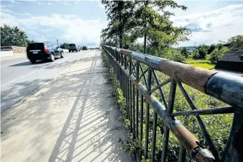  ?? JULIE JOCSAK/STANDARD STAFF ?? The Merritt Street bridge in Merritton is in need of railing repairs, less than 10 years after the bridge opened.