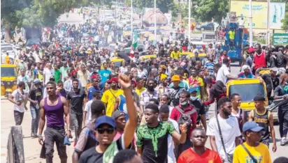  ?? Photo: Sani Maikatanga ?? #ENDSARS with #ENDINSECUR­ITYNOW protesters along Sabon Gari- Airport road in Kano yesterday