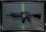  ??  ?? Gucci Gun Art, de Mr. Debonair Art (4.000 € aprox.).