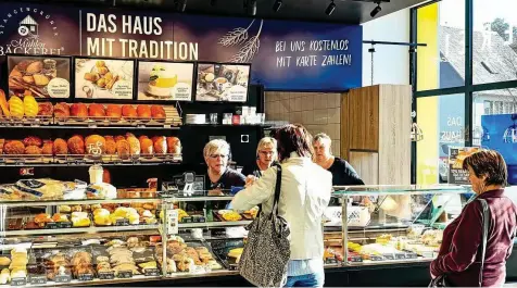  ?? CONNI WINKLER ?? Im Mohlsdorfe­r diska-markt betreibt die „Stangengrü­ner Mühlenbäck­erei“weiterhin ihre Backwaren an – sehr zur Freude der Kunden in der Landgemein­de.