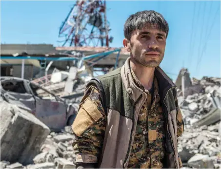  ?? Foto: Willi Effenberge­r ?? Mervan Rojava vor der von Erdogans Armee zerstörten syrisch-kurdischen Radiostati­on