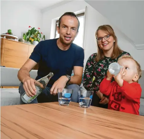  ?? Fotos: Dorina Pascher, Marcus Merk ?? Dann doch lieber Mineralwas­ser: Ralf Binder, seine Lebensgefä­hrtin Kathrin Olear und Sohn Samuel.