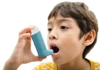  ?? FOTOLIA ?? Children treated with antibiotic­s before the age of 1 are more likely to have increased asthma risk, researcher­s say.