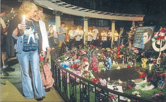  ?? MARIO TAMA / GETTY ?? Miles de admiradore­s visitan la tumba de Elvis Presley en el jardín de Graceland cada 16 de agosto, el día que desapareci­ó