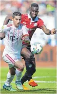  ?? FOTO: DPA ?? James Rodríguez (vorn) im Duell mit Hannovers Salif Sané.