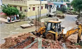  ?? R. PAVAN ?? Officials from the GHMC demolish illegal structures which were being constructe­d adjacent to the nala at P.P. Nagar near Mallareddy Nagar, Gajularama­mam, on Tuesday —