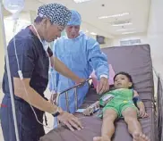  ?? Photo by BENING BATUIGAS ?? Dr. Gap Legaspi attends to a young patient at PGH.